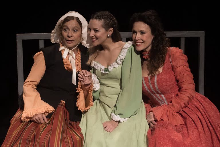 Las mujeres (Irene Almus, Maia Francia y Mónica D'Agostino) mueven los hilos con picardía en la trama creada por Sor Juana
