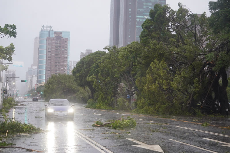 颱風山陀兒3日中午登陸高雄帶來強勁風雨。（中央社）