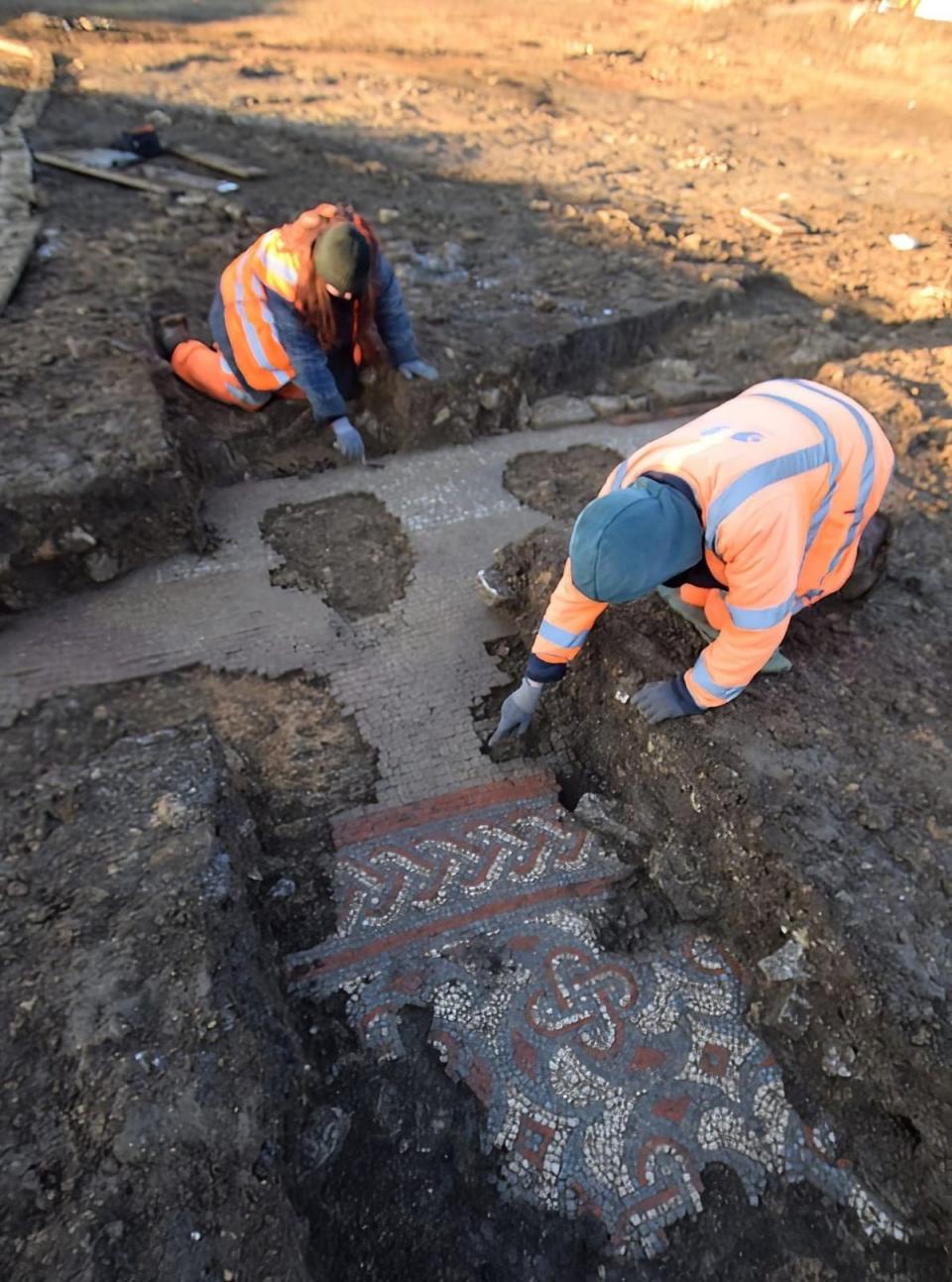 Archeologists uncover Roman mosaics under new Aldi construction site  (Oxford Archeology)