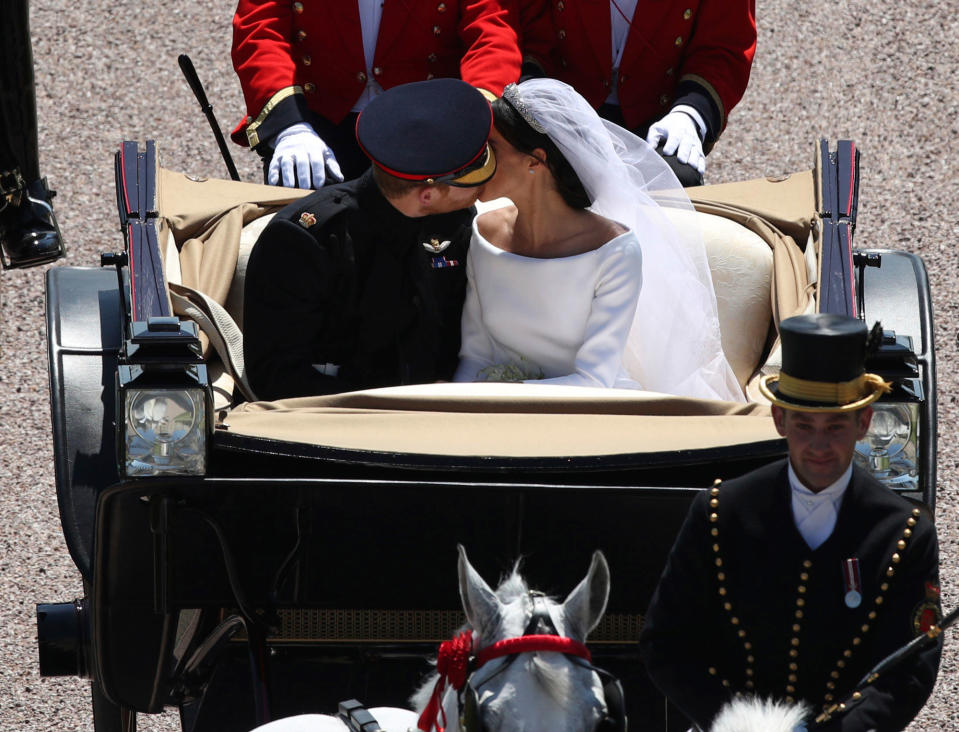 Mok schoss ein weiteres besonderes Foto vom sich küssenden Brautpaar in der Kutsche. (Bild: Yui Mok/AP Photo)