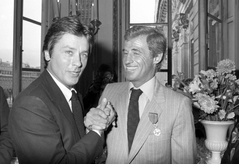 <p>Jean-Paul Belmondo a reçu la Légion d'Honneur en présence d'Alain Delon le 23 septembre 1980 à Paris (Photo by Patrice PICOT/Gamma-Rapho via Getty Images)</p>
