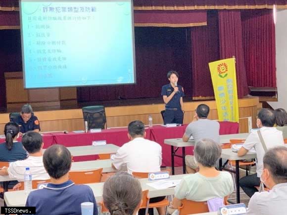 南投警分局長胡淑淨主持「校園安全座談會」，與各級學校代表進行討論及意見交換。(圖：南投警分局提供)