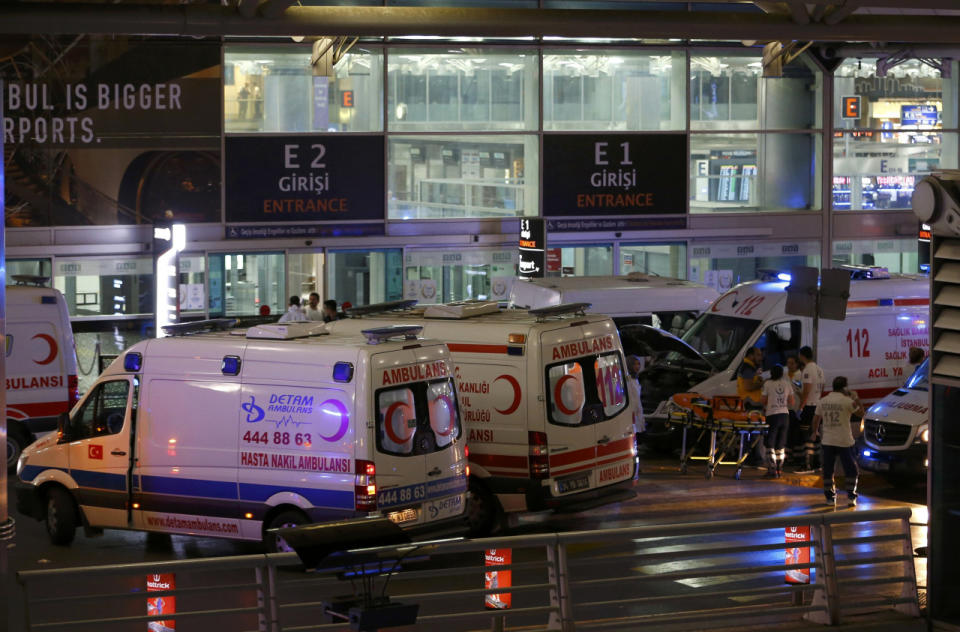 Las ambulancias se agolpan en la puerta (Reuters).