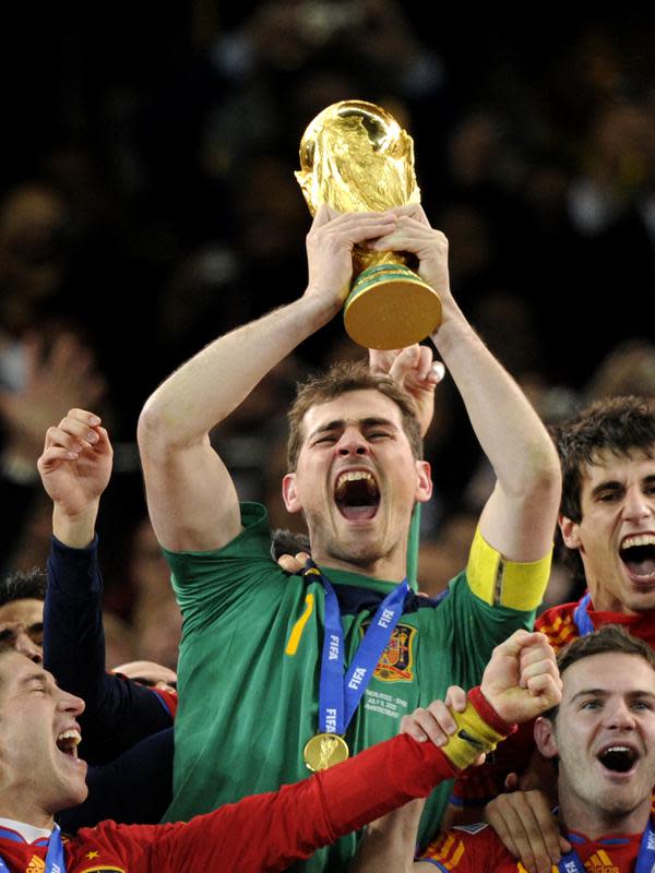 Kiper Spanyol Iker Casillas mengangkat trofi Piala Dunia 2010 setelah mengalahkan Belanda di stadion Soccer City di Soweto, pinggiran kota Johannesburg pada 11 Juli 2010. (AFP/Javier Soriano)