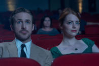 2. Stiere sind vor allem eins: geduldig. Sie verdienen sich ein echtes Highlight wie "La La Land" mit Ryan Gosling und Emma Stone. Dieser Film hat einfach alles: Romantik, Witz und coole Songs. Stiere können hier 128 Minuten einfach nur genießen und sich vom Charme Hollywoods verzaubern lassen. (Bild-Copyright: REX/Shutterstock)