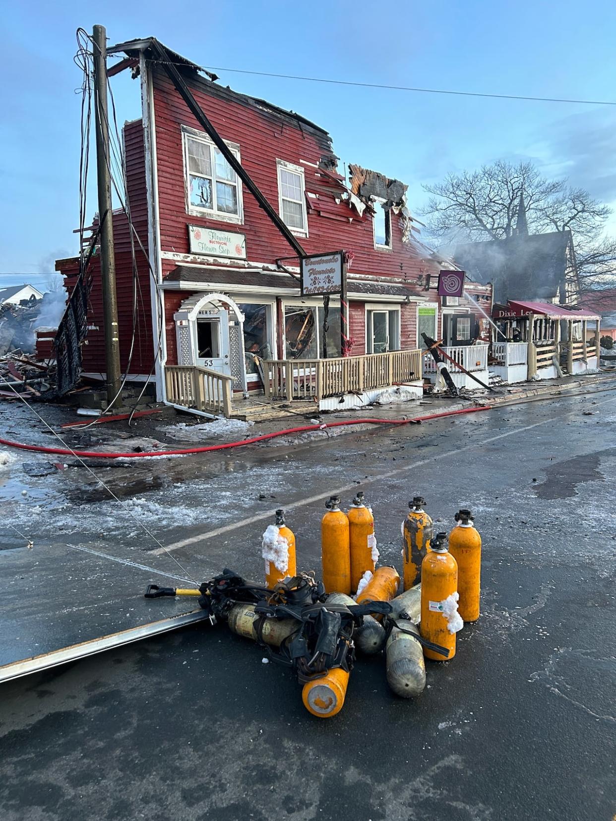 The facade is all that's left of the Dixie Lee restaurant in Bouctouche after an overnight fire. (Louis-Philippe LeBlanc/Radio-Canada - image credit)