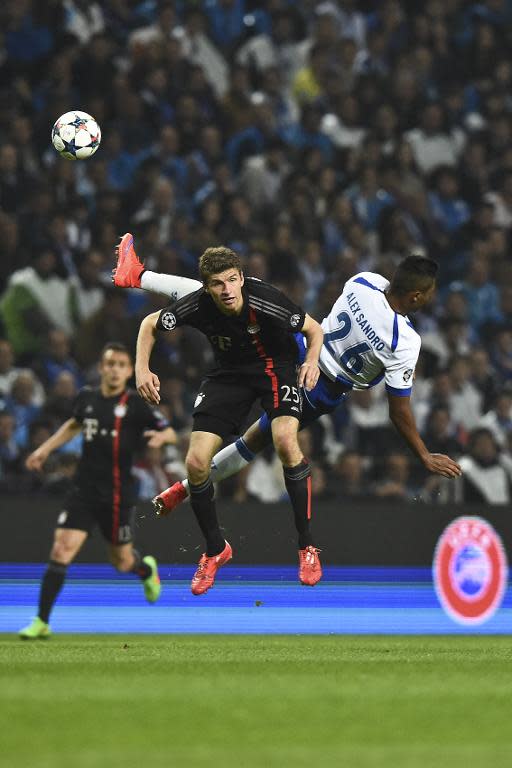 FC Porto's Brazilian defender Alex Sandro (R) vies with Bayern Munich's midfielder Thomas Mueller (L) during their UEFA Champions League quarter final football match in Porto on April 15, 2015