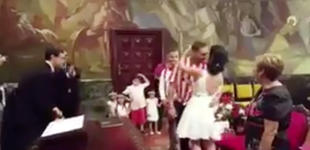 Momento de la boda de Julen Ojeda, que se casó con la camiseta del Athletic. Foto: Twitter