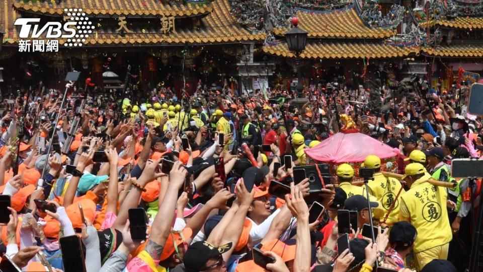 白沙屯媽祖「三進三出」衝入北港朝天宮。（圖／胡瑞麒攝）