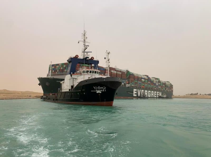 Un buque portacontenedores que fue golpeado por un fuerte viento y encalló en el Canal de Suez, Egipto