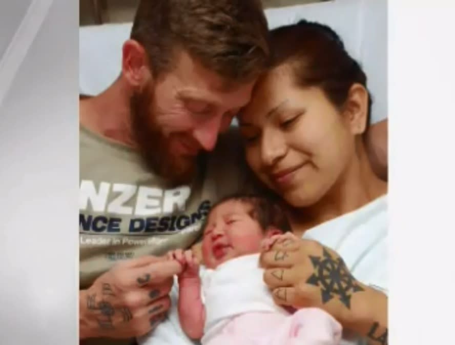 La bebé Ingrid Ronan Johnson con su padre Justin Johnson y su madre Rebecca Sanders. (Captura de video NBC)