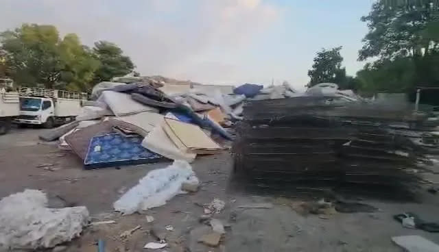 <strong>台中市太平區清潔隊堆放大量廢棄床墊。（圖／江和樹提供）</strong>