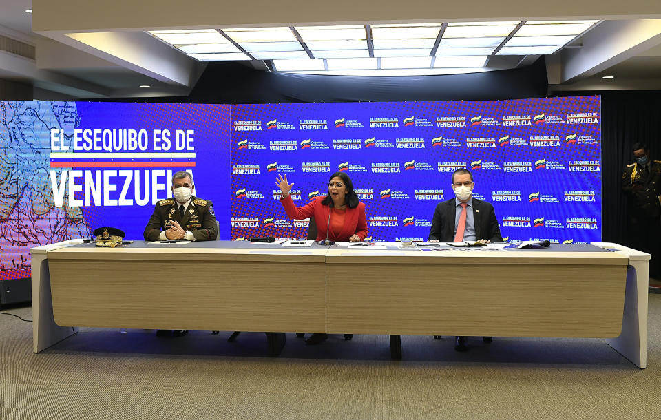 La vicepresidenta venezolana Delcy Rodríguez da una conferencia de prensa en el palacio presidencial de Miraflores en Caracas, Venezuela, el lunes 11 de enero de 2021, entre el ministro de Defensa, Vladimir Padrino López, a la izquierda, y el canciller Jorge Arreaza. (AP Foto/Matias Delacroix)