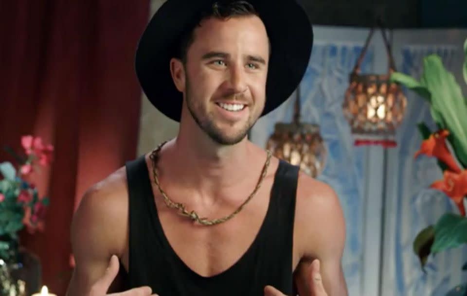 Who’s got two thumbs and a garbage hat and might be cheating on someone? This guy lol. Source: Channel Ten