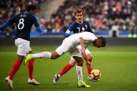 <p>Alassane Pléa, à gauche de la photo, a fait son entrée à la 80e minute à la place d’Olivier Giroud. L’attaquant du Borussia Moenchengladbach a ainsi fêté sa première sélection avec l’équipe de France. (crédit AFP) </p>