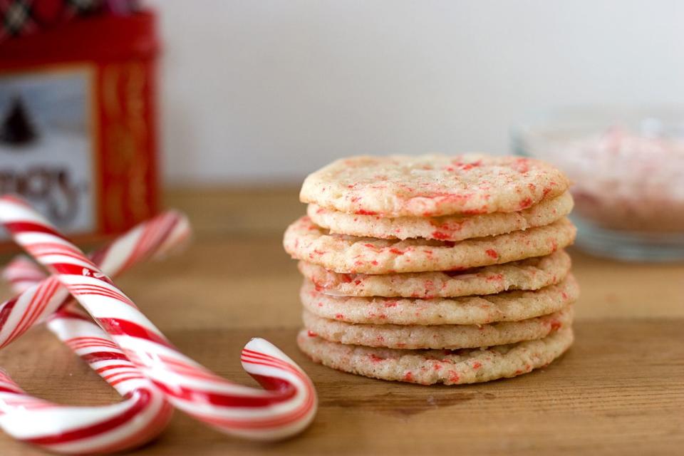 <p>Diese leckeren Plätzchen sind so einfach, dass sogar ein Kleinkind sie hinbekommt (natürlich mit elterlicher Hilfe, schließlich sind auch ein Ofen und ein Mixer mit im Spiel). Der Zimtgeschmack der klassischen Snickerdoodles bekommt durch die zerkleinerten Pfefferminz-Zuckerstangen einen ganz weihnachtlichen Touch. <a rel="nofollow noopener" href="http://www.tasteandtellblog.com/peppermint-snickerdoodles/" target="_blank" data-ylk="slk:Zum Rezept von Taste and Tell;elm:context_link;itc:0;sec:content-canvas" class="link ">Zum Rezept von Taste and Tell</a><br></p>