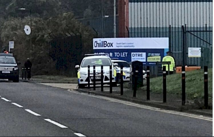 英國警方23日在倫敦東部艾塞克斯郡的1個貨櫃，發現39具屍體。(圖取自推特)