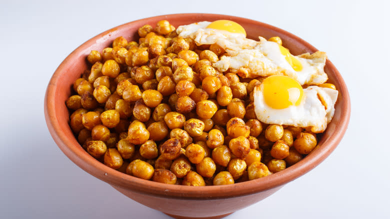 Fried chickpeas with eggs