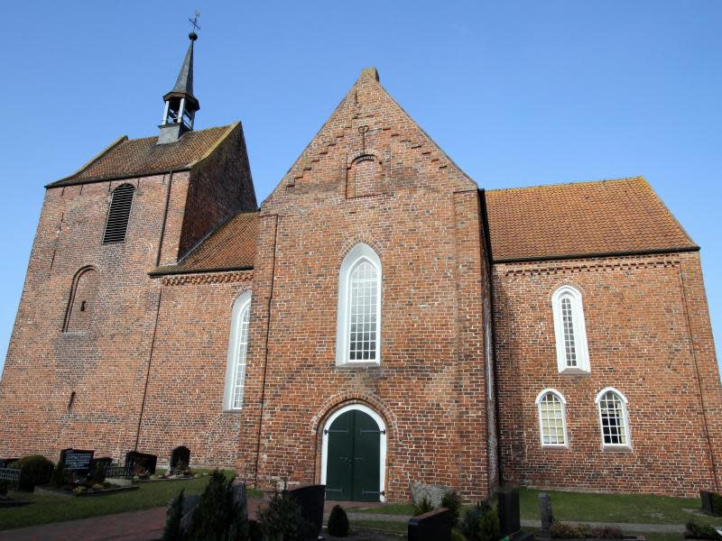 Die evangelische Kirche in Stapelmoor wurde auf dem Grundriss eines griechischen Kreuzes erbaut - daher der Name Kreuzkirche. Foto: Bernd Meier