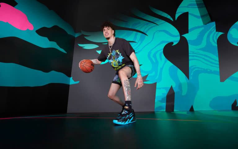 NBA夏洛特黃蜂隊球星 LaMelo Ball 第三代簽名籃球鞋 PUMA MB.03，延續 MB系列的搶眼奪目外型，推出新的設計配色深受次世代年輕球迷喜愛。（圖／業者提供）