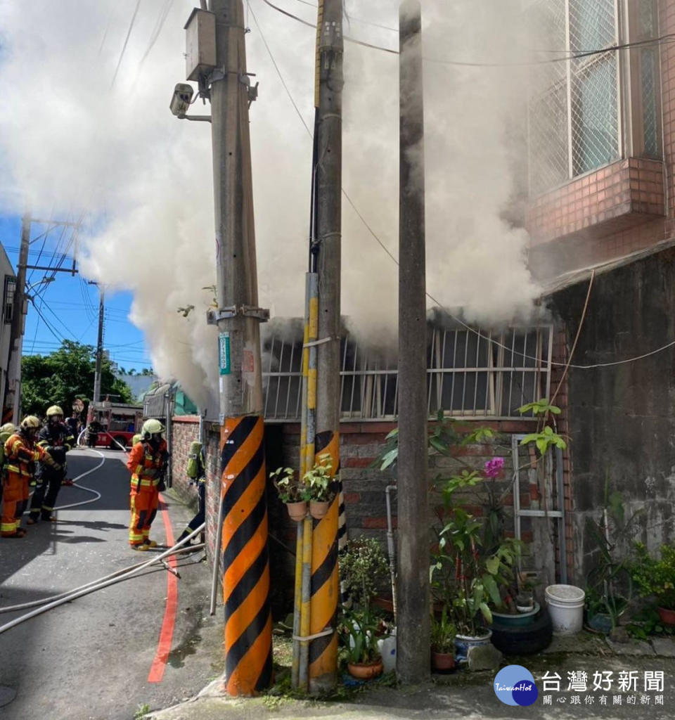 桃園三元街住宅發生火警 19人平安疏散