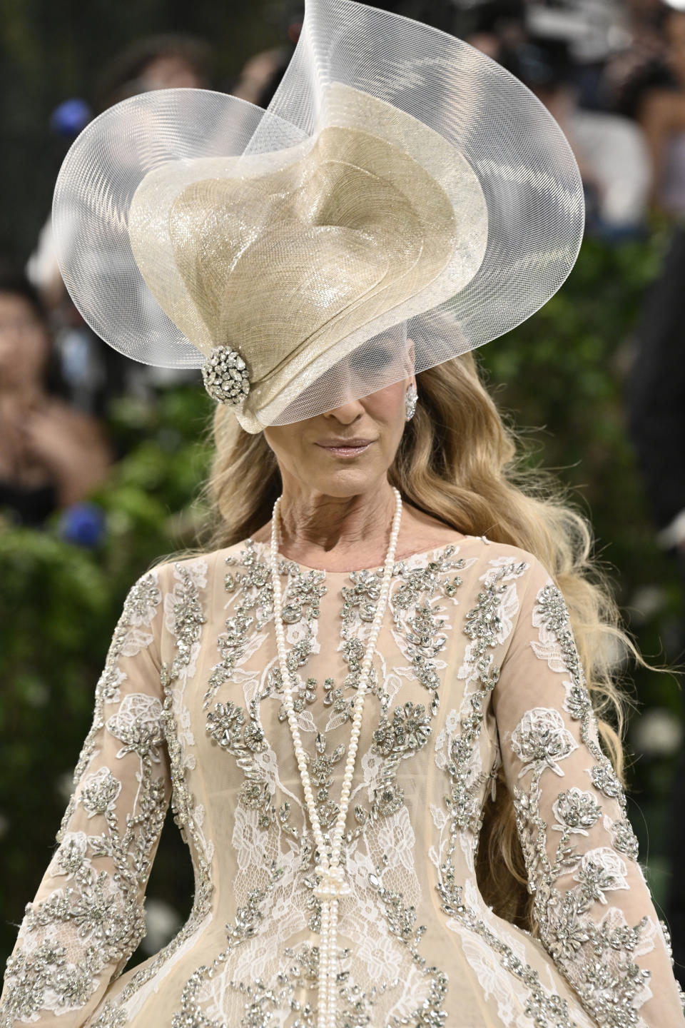 Sarah Jessica Parker llega a la gala benéfica del Instituto del Vestido del Museo Metropolitano de Arte para celebrar la inauguración de la exposición "Sleeping Beauties: Reawakening Fashion" el lunes 6 de mayo de 2024, en Nueva York. (Foto Evan Agostini/Invision/AP)