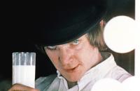 Diesen Augen kann sich niemand entziehen. Wenn Alex zu Beginn von "A Clockwork Orange" herausfordernd in die Kamera schaut, wirkt das wie eine Einladung zum Voyeurismus. Sein Darsteller Malcolm McDowell war bereits 28 Jahre alt, als er den 15-jährigen Anführer einer Clique halbstarker Gewalttäter spielte. (Bild: ARTE France)