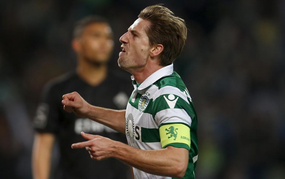 Sporting's Adrien Silva celebrates his goal against Academica.  REUTERS/Rafael Marchante