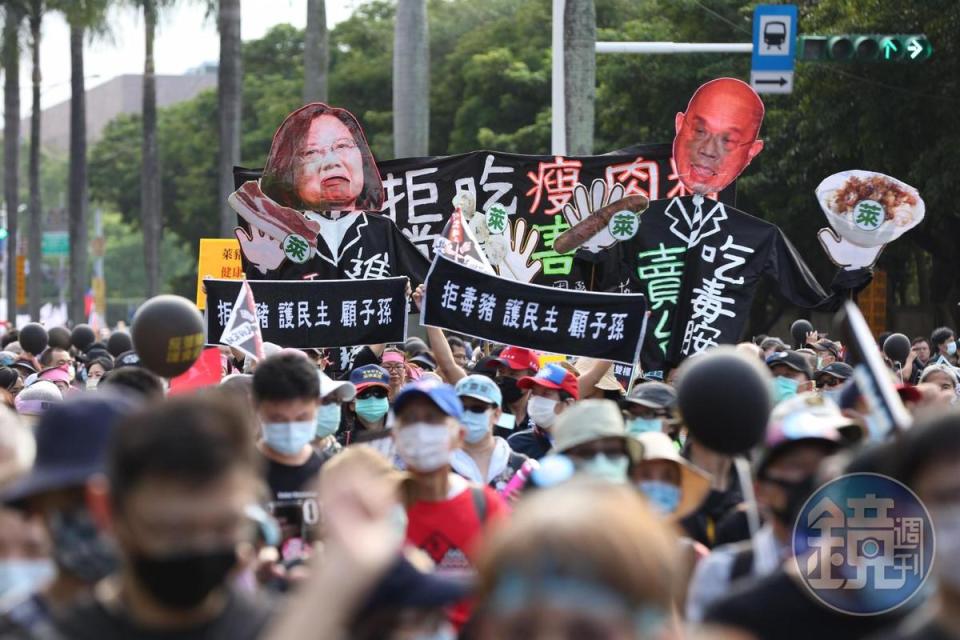 針對萊豬即將開放進口，國民黨號召支持者身穿黑衣走上街頭，向蔡政府表達反對的聲音。