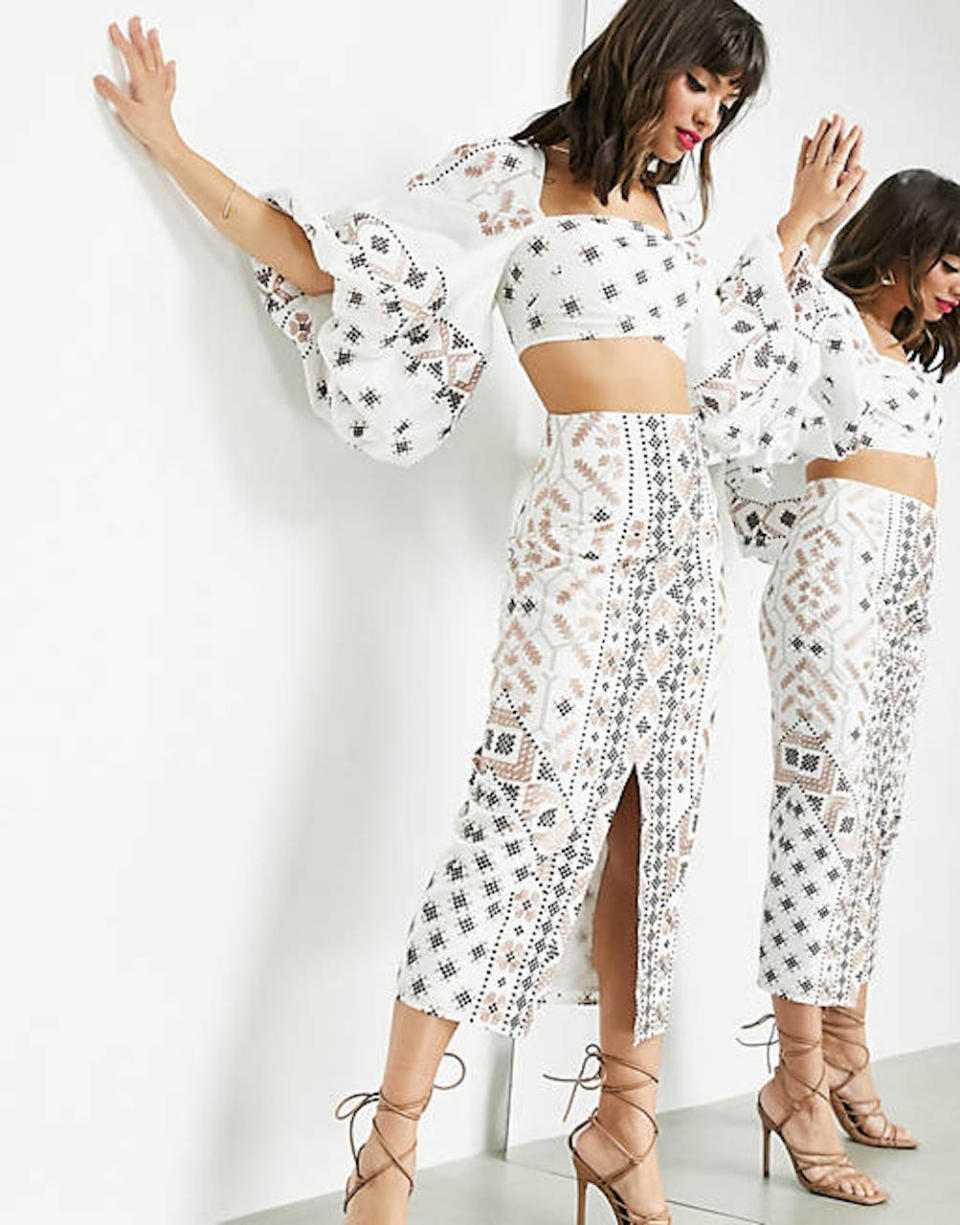 <p>La falda de ASOS Edition presenta una abertura, estampado con bordados de mosaico y se ajusta a la cintura. "No queremos seguir ningún tipo de estereotipo y por esta razón trabajamos con más de 200 modelos para representar nuestra audiencia", podemos leer en la web de esta tienda online. (Foto: <a href="https://www.asos.com/es/asos-edition/falda-de-tubo-blanca-con-bordados-de-mosaico-de-asos-edition/prd/23505748?ctaref=product_share_native" rel="nofollow noopener" target="_blank" data-ylk="slk:ASOS;elm:context_link;itc:0;sec:content-canvas" class="link ">ASOS</a>)</p> 