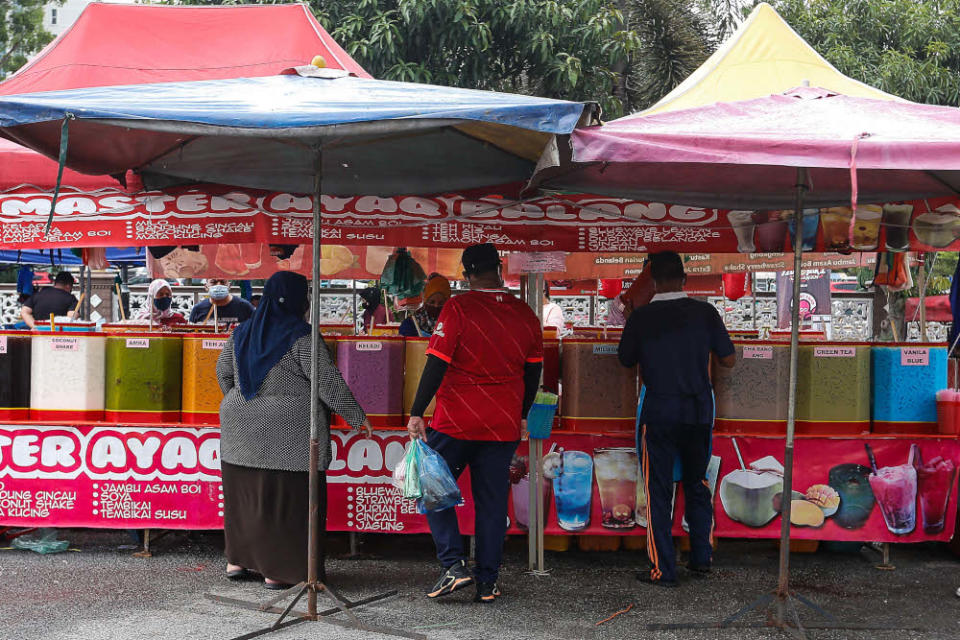 Customers buying drinks for breaking of the fast at Bandar Perda in Penang, April 6, 2022. —Picture by Sayuti Zainudin