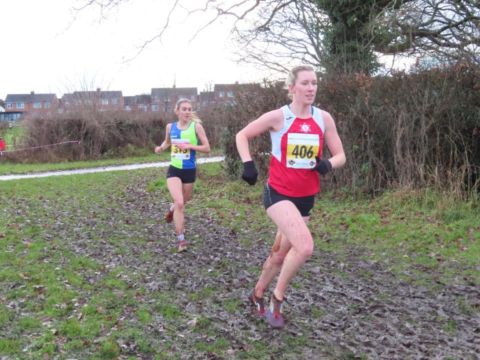 Vale Royals Holly Weedall jagt die Siegerin des Frauenrennens, Harriet Knowles Jones.  Bild: Rob Brown