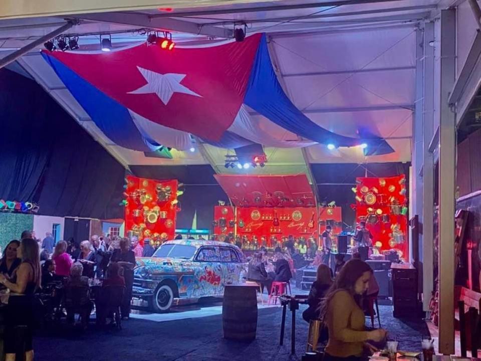 Antes de entrar, los asistentes (y también los peatones que no necesariamente fueran a ver el show) podían pasar un rato en el bar abierto como parte de la instalación en el Bayfront Park. 