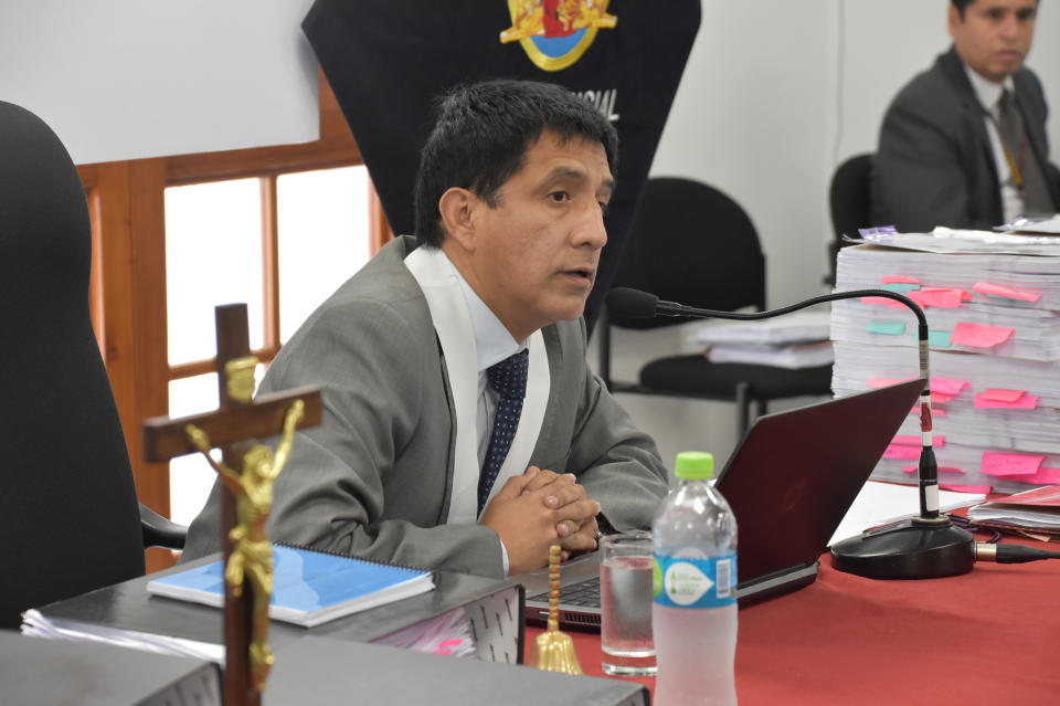 In this photo provided by Peru's Supreme Court communications office, Judge Richard Concepcion rules that former Peruvian first daughter Keiko Fujimori should be detained as a preventative measure while prosecutors investigate allegations she led a criminal network within her party that received about $1 million in payments from Brazilian construction giant Odebrecht, at court in Lima, Peru, Wednesday, Oct. 31, 2018. Keiko Fujimori denies she accepted money from Odebrecht during her 2011 presidential run and has called the investigation a political witch hunt. (Peru's Supreme Court communication office via AP)