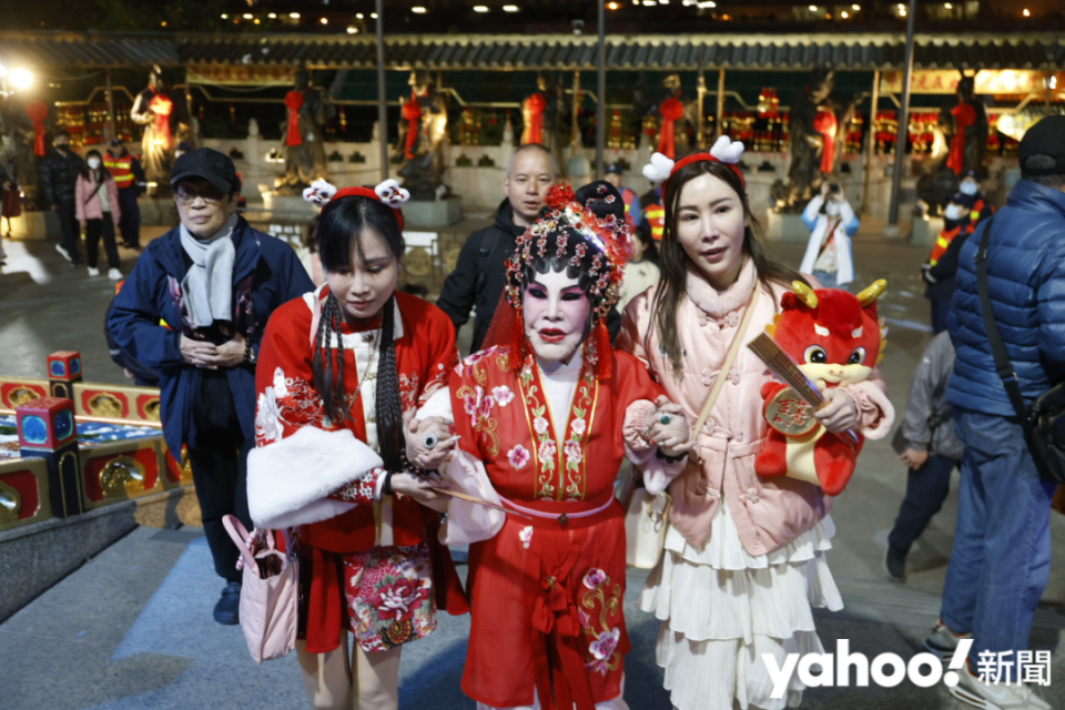 黃夏蕙由「契女」攙扶，步上黃大仙祠