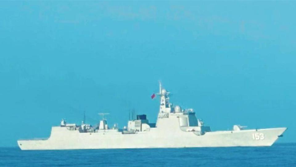 繼18日有我漁民發現共軍核潛艦浮航金廈水道後，20日清晨又有漁民直擊共軍舷號153的飛彈驅逐艦～西安艦也近逼海峽中線航行。（漁民提供／許逸民澎湖傳真）