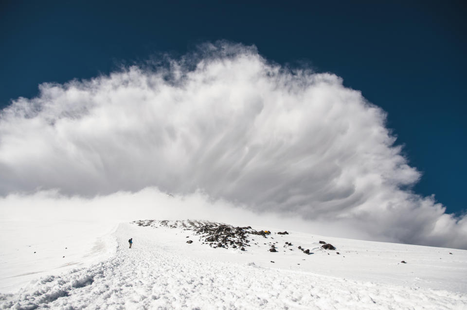 Durante una avalancha el hielo se precipita a toda velocidad colina abajo. Foto: yanik88/Getty Images