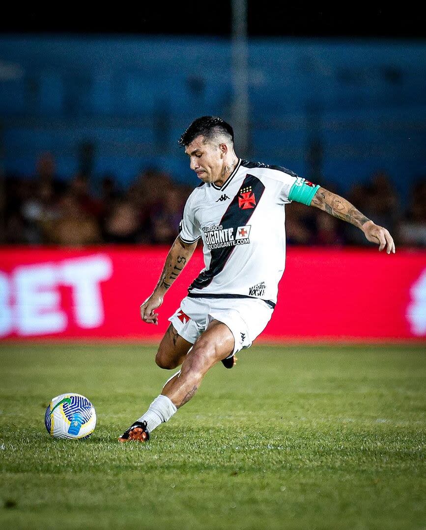 Gary Medel, con la camiseta de Vasco da Gama, club con el que acaba de rescindir contrato