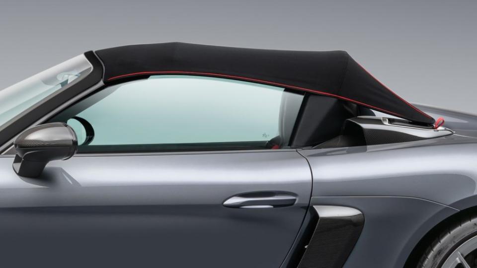 延續Boxster Spyder經典設計，718 Spyder RS還是保留手動軟頂結構。(圖片來源/ Porsche)