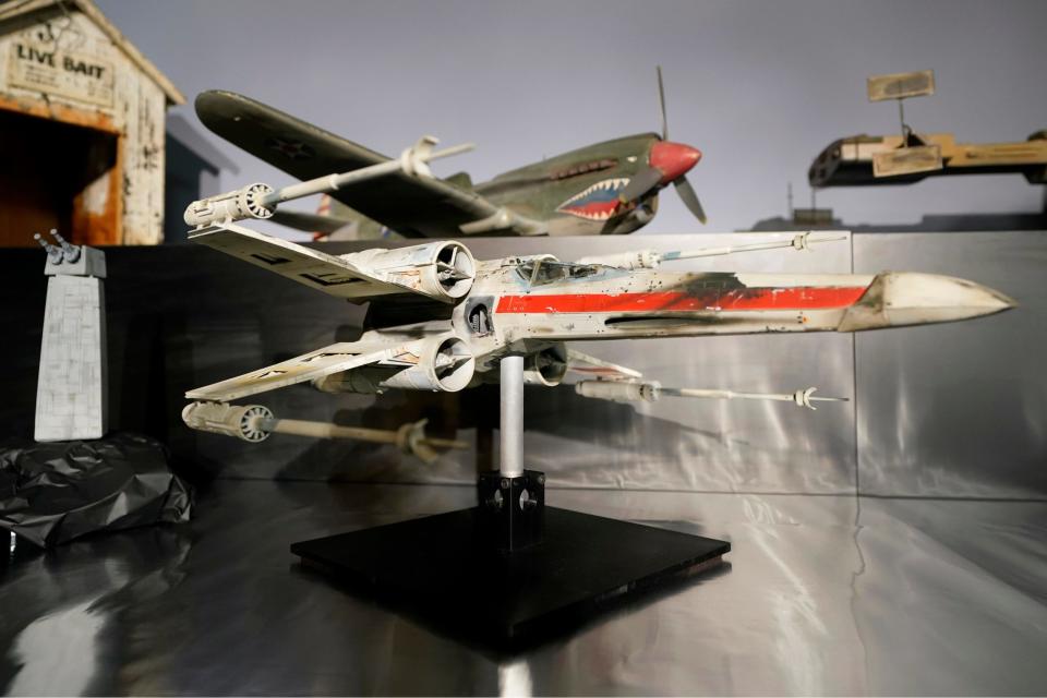 Das X-Wing-Modell, bekannt als "Red Leader" oder "Red One" wurde bei Heritage Auctions ausgestellt. - Copyright: Tony Gutierrez/Associated Press