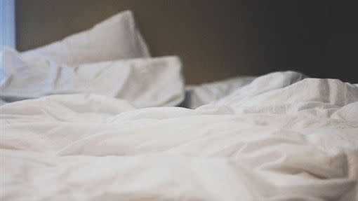 單身睡雙人床枕頭該買幾顆？（圖／翻攝自Pixabay）
