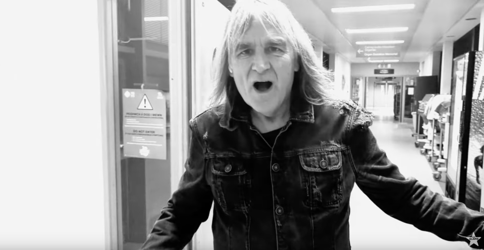 Mike Peters  at North Wales Cancer Centre. (Photo: YouTube)