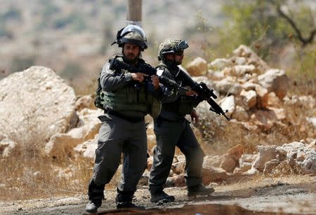 Israeli border policemen stand guard at the scene where a Palestinian was shot and killed by Israeli forces in the West Bank village of Silwad near Ramallah August 26, 2016. REUTERS/Mohamad Torokman