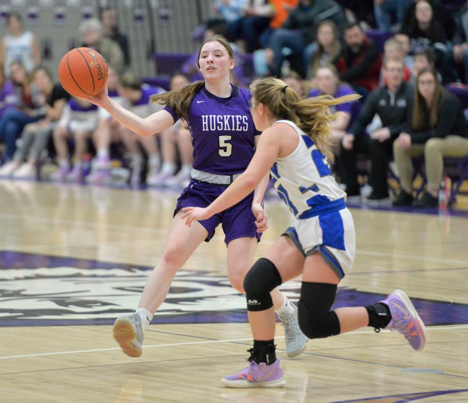 Albany's Bailey Keske passes the ball to a teammate against Foley at Albany High School on Friday, Jan. 28, 2022. 