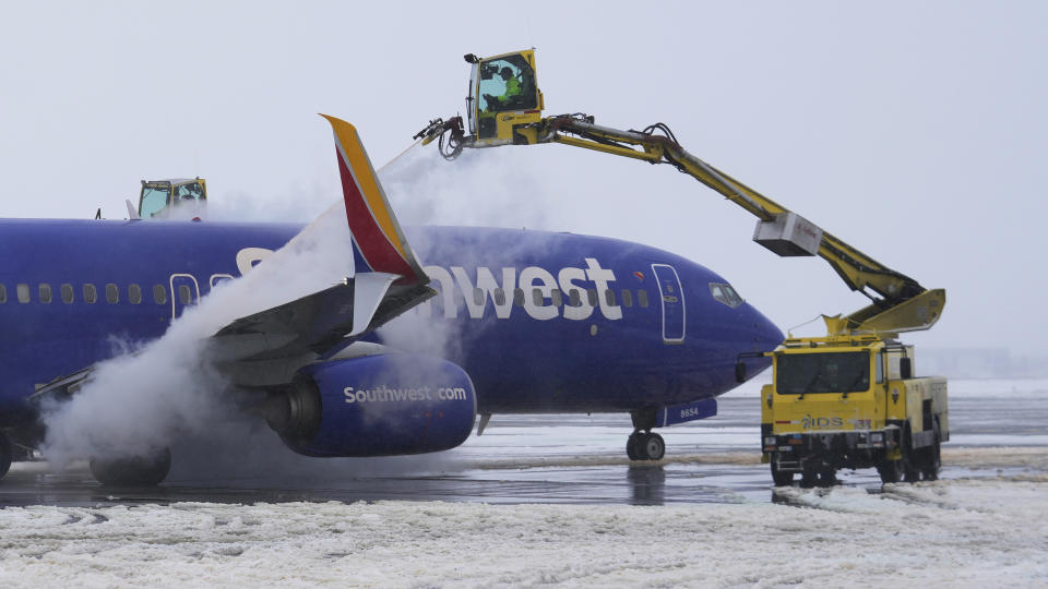 Un trabajador descongela un avión de Southwest Airlines antes de que despegue en el Aeropuerto Internacional de Salt Lake City, Utah, el miércoles 22 de febrero de 2023. (AP Foto/Rick Bowmer)