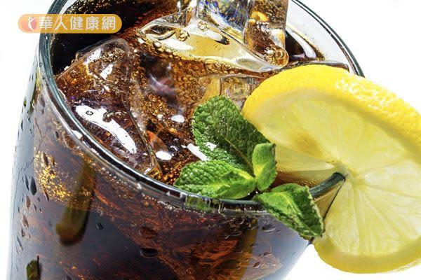 市售碳酸飲料的pH值可低於3，經常飲用容易導致齲齒。