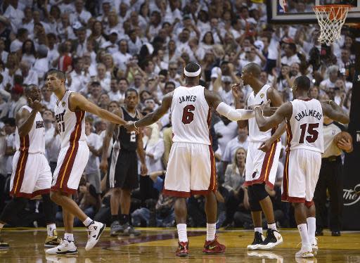 Miami Heat festeja la victoria de locales en el séptimo partido de la final de la NBA, contra San Antonio Spurs, el 20 de junio de 2013 (AFP/Archivos | Brendan Smialowski)