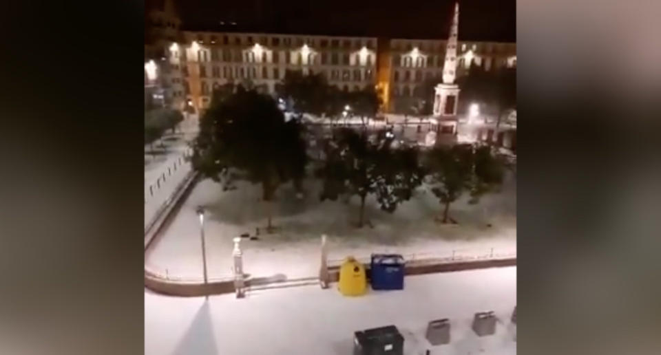 La plaza de la Merced de Málaga ha amanecido esta mañana cubierta por un manto blanco. (Crédito: Twitter/@miralles1980)