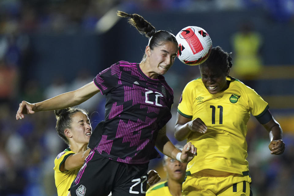 Diana Ordóñez de México, izquierda, y Khadija Shaw de Jamaica se disputan el balón durante un partido por la fase de grupos del campeonato W de la CONCACAF, el lunes 4 de julio de 2022, en Monterrey, México. (AP Foto/Fernando Llano)