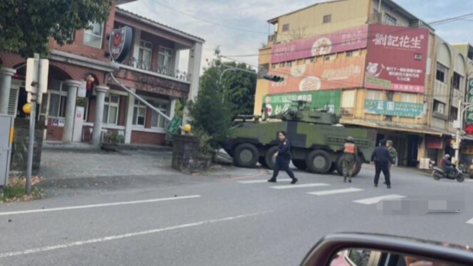 宜蘭縣發生一起軍用車自撞意外，車禍發生地點還剛好在派出所門口，幸好沒有釀成人員傷亡。（翻攝自記者爆料網）